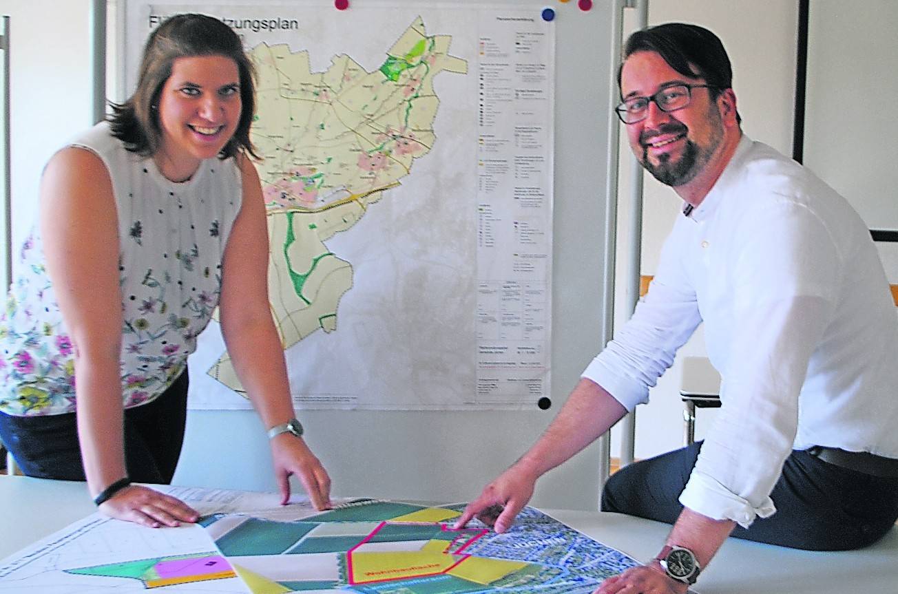  Tim Stein, Amtsleitung Stadtentwicklung diskutiert gemeinsam mit Saskia Schrade, Stadtplanung, über die Baumaßnahmen in Jüchen. Es fehlt: Sachgebietsleiter André Jäschke.  