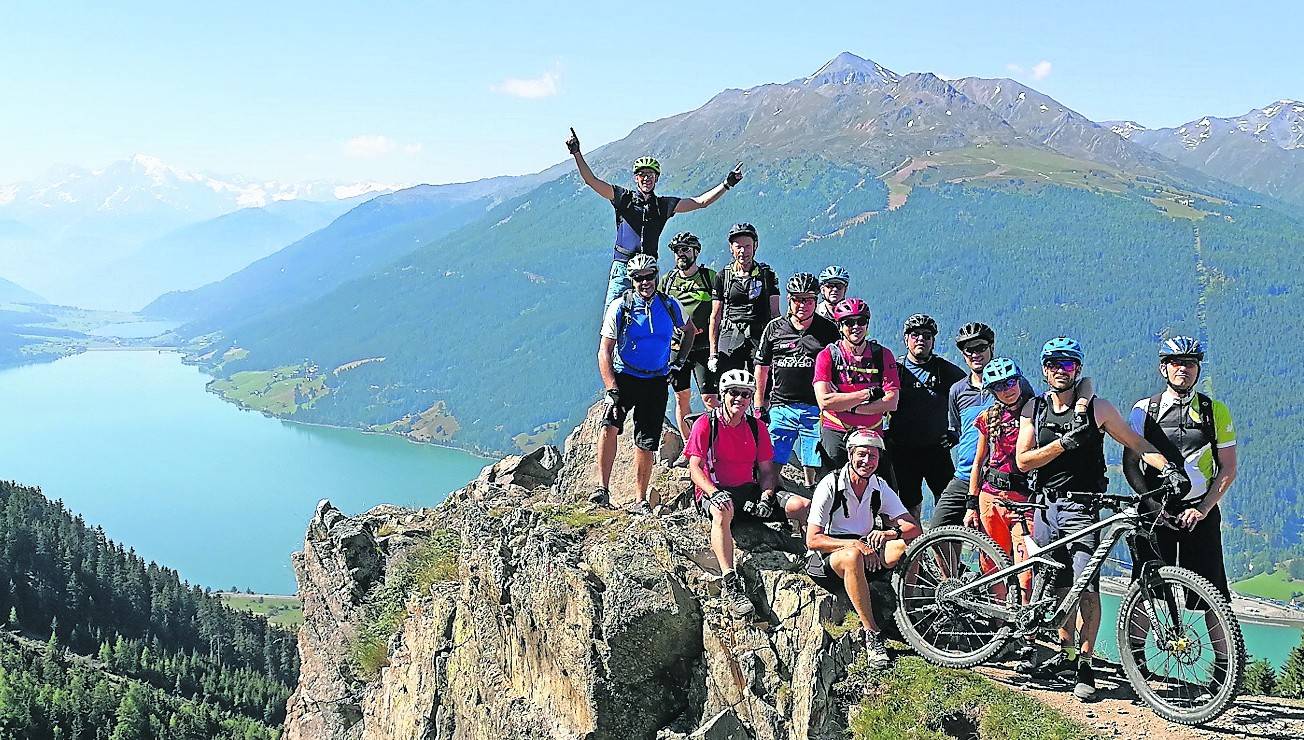  Die gesamte Truppe an einer atemberaubenden Aussichtsfläche mit der der Stessener die Alpen in wenigen Tagen überquert hat.  