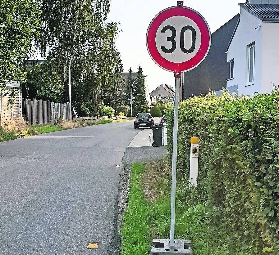 Nur für kurze Zeit: Das gewünschte 30er-Schild am Ortseingang von Gierath. <![CDATA[]]>