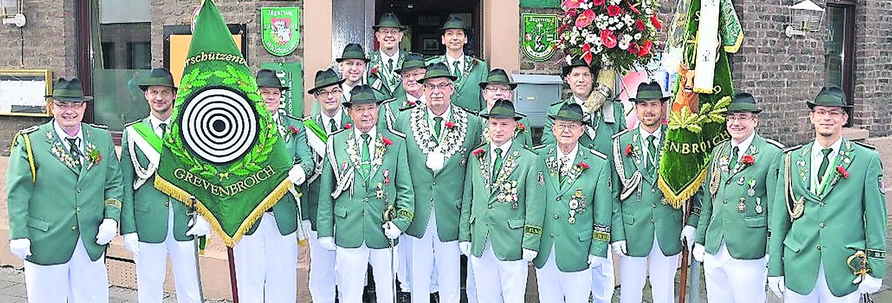 Die Regiments-Fahnenkompanie des Grevenbroicher Bürger-Schützen-Vereins aus Grevenbroich. Diese Aufnahme entstand im aktuell laufenden Jahr. <![CDATA[]]>Der Jägerzug „St. Hubertus“ beim Antreten auf der Bahnstraße im Jahre 1925. In der vorderen Reihe von links nach rechts Josef Broich, Urban Piel und Leonhard Schall. In der zweiten Reihe Josef Schlößer, dritte Reihe Berhard Kreutzberg, vierte Reihe zum Haus hin Arnols Maini und Willi Stammen.