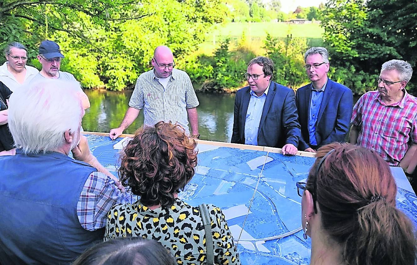   Durch das „Bündnis gegen die L 361 n“ wurde jetzt bei sonnigem Wetter in der Erft-Aue interessierten Bürgern das maßstabsgetreue Modell der geplanten Umgehungsstraße präsentiert. Zusätzlich hatte man einen Höhenquerschnitt des bis zu rund 35 Meter breiten und sechs Meter hohen Dammes an dem Ort visualisiert, wo er die Straße auf die Brücke zur Erft-Querung führen soll. In der Spitze ließen sich zeitgleich bis zu 60 Personen von Dirk Schimanski anhand des Modells den genauen Verlauf und die Auswirkungen auf die Erftaue erläutern. Auf Vermittlung durch Peter Gehrmann von den „Grünen“ war prominente Unterstützung mit vor Ort: In Begleitung des Kreistags-Abgeordneten Hans Christian Markert hatte Bundestags-Abgeordneter Oliver Krischer aus seiner ebenfalls vom Strukturwandel aufgrund des Braunkohletagebaus geprägten Heimat Düren den Weg an die Erft gefunden. Der zeigte sich entsetzt und sprachlos ob des zerstörerischen Ausmaßes diese Projektes. Er sagte den Bürgern vor Ort zu, auf Landes-und Bundesebene hinterfragen zu wollen, wie „ein solch überholtes und aus der Zeit gefallenes Projekt ein Beitrag zum Strukturwandel sein könne“. Der begeistere Hobby-Ornithologe Krischer unterbrach zu allgemeinen Erheiterung mehrfach die Diskussion, um die Zuhörer auf seltene Vogelarten, wie den Eisvogel, aufmerksam zu machen, die man zwischendurch hören konnte.  