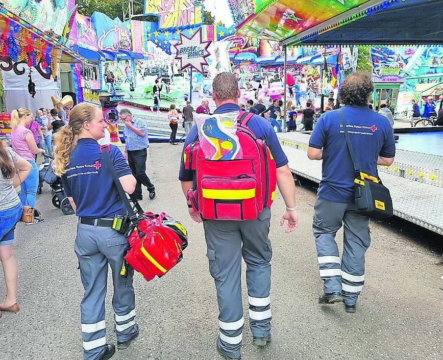 Symbolbild: Das Deutsche Rote Kreuz patrouilliert auf dem Kirmesplatz in Grevenbroich. <![CDATA[]]>