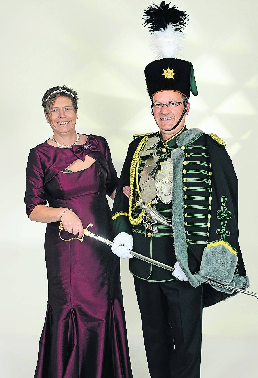 Ingo und Bettina Boles bieten königliche Tradition seit fast 100 Jahren! <![CDATA[]]>Die Hofdamen von links Lisa-Marie Könen, Janine Reichmann, Yasmin Boles und Ruth Schürhoffunterstützen das Königspaar.Der Königszug (siehe auch den obenstehenden Kasten) hat derzeit 16 aktive und vier passive Mitglieder. Sechs Gründungsmitglieder sind heute noch aktiv dabei. Natürlich gehören auch unsere Frauen und Partnerinnen zur Zuggemeinschaft.