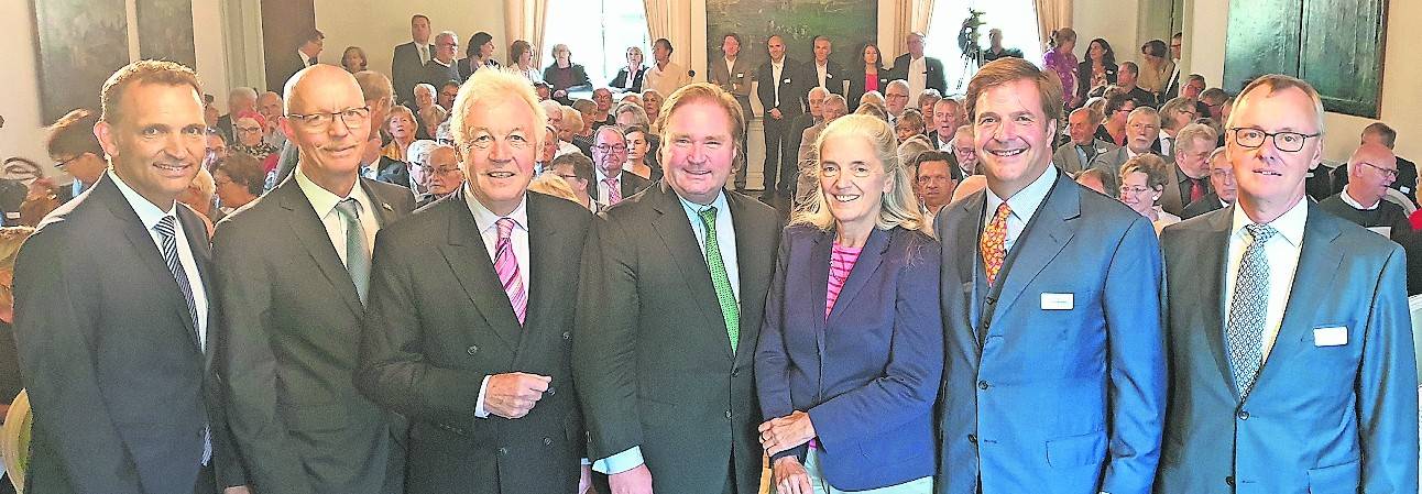  Stiftungsvorsitzender Jens Spanjer (links) begrüßte (von links nach rechts) Bürgermeister Harald Zillikens; Jürgen Wilhelm, stellvertretender Vorsitzender der Landschaftsversammlung des Landschaftsverbandes Rheinland; Finanzminister Lutz Lienenkämper; Kulturministerin Isabel Pfeiffer-Poensgen; Simeon Graf Wolff Metternich und Matthias Hartmut. 