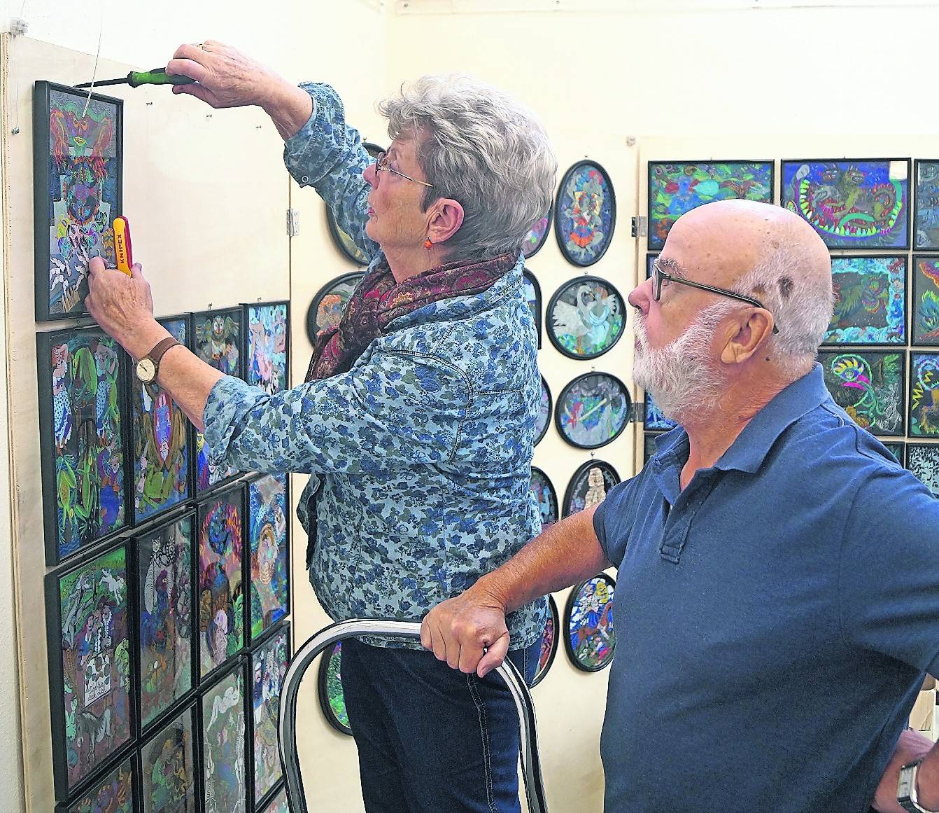  Ursula Küppers und Roland Brozio bereiten die Ausstellung vor. Rechts: Das Triptychon zur deutschen Geschichte, das in der Synagoge besonders nachhaltig zur Wirkung kommt.  