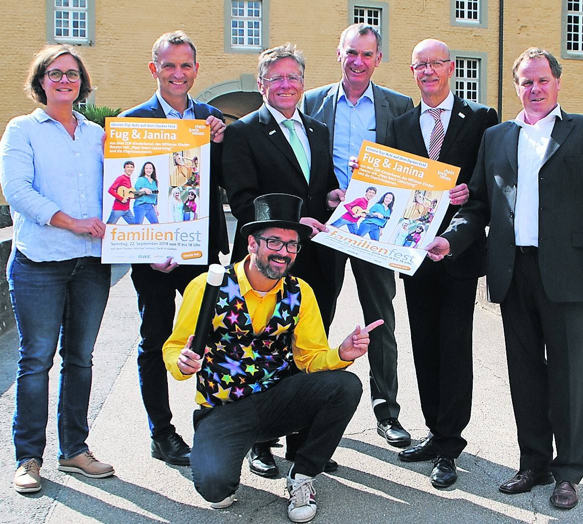  „Mecki“ der Zauberer (vorne) wird den Kindern beim Familienfest, das von den Veranstaltern vorgestellt wurde, ein Lächeln ins Gesicht zaubern.  
