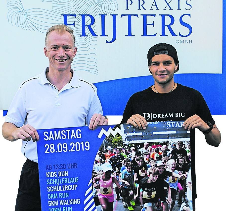 Erik Frijters und Robin Pesch starten Hand in Hand den ersten „Praxis Frijters-Stadtlauf“ in Jüchen. 