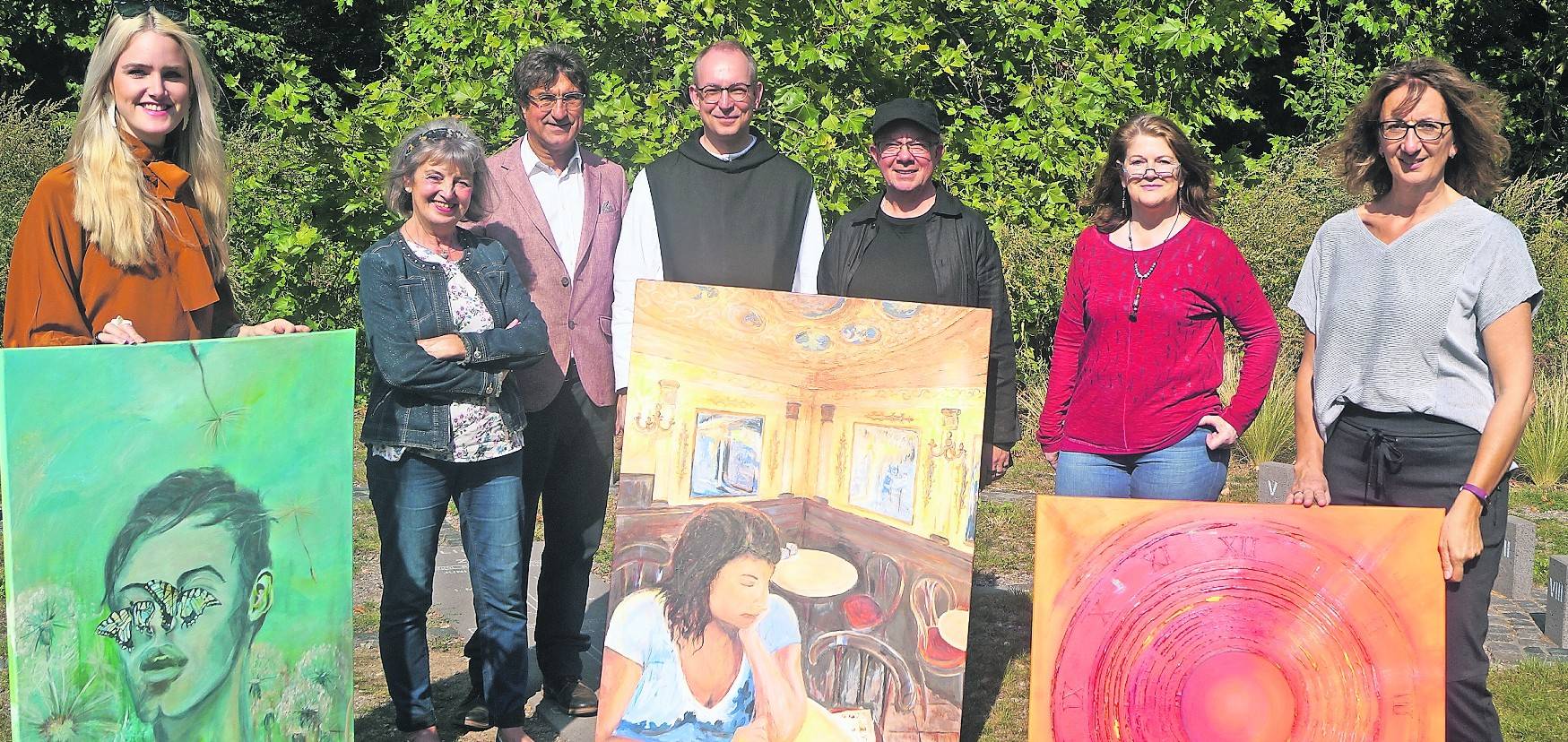 Kunst rund um die neue Sonnenuhr im Schatten des Langwadener Klosters: Olivia Bongs, Yolande Schuster-Willockx, Alois J. Seimetz und Bruno Robeck (beide Kloster), Robert Jordan, Jutta Jung und Elke Weiers (von links). <![CDATA[]]>