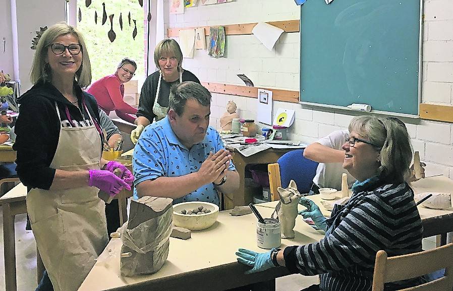  Die Grevenbroicher Volkshochschule ganz modern – mal virtuell, mal inklusiv. 