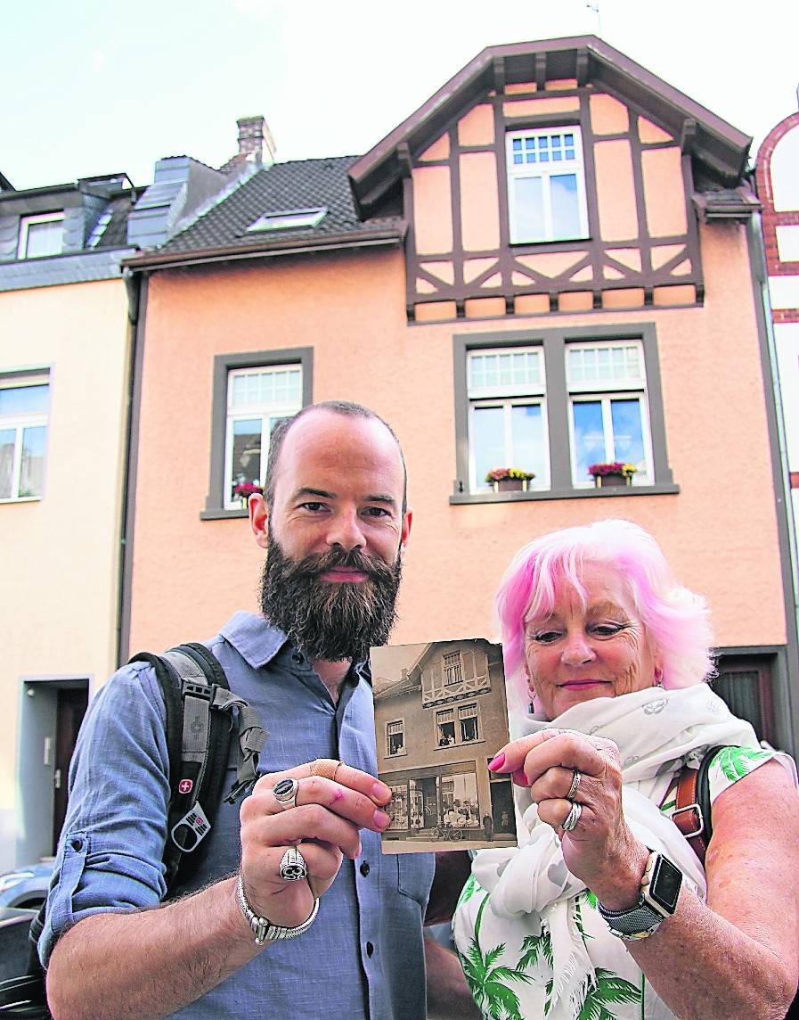 Mari und Toni Bruce, Enkelin und Urenkel des in Auschwitz ermordeten Ehepaares Alex und Elfriede Katz. Uhre (Groß-)Mutter Liesel Katz konnte 1938 nach Palästina emigrieren und verstarb nach einer weiteren Station in Südafrika in England. Das Bild ist vor dem Geburtshaus von Liesel Katz aufgenommen worden. Mari und Toni Bruce<nbsp code="160"/>haben vor wenigen Wochen Grevenbroich besucht und die deutsche Staatsangehörigkeit<nbsp code="160"/>neben ihrer britischen angenommen. <![CDATA[]]>