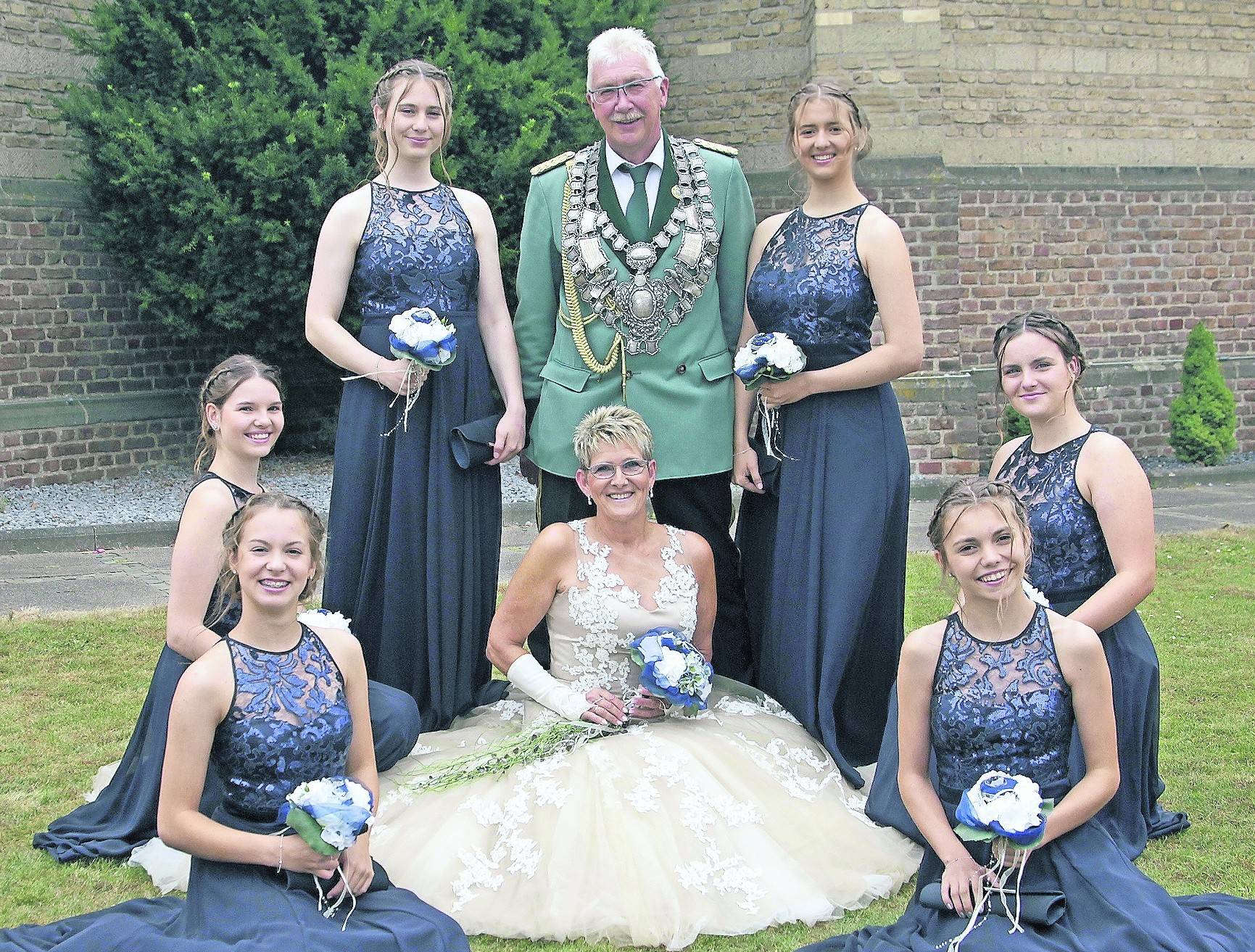  Sechs Hofdamen begleiten das königliche Paar: Mara Lenarz, Lena Brettschneider, Christina Fassbender, Michelle Schröder, Laura Berling und Leonie Mazzeo. 