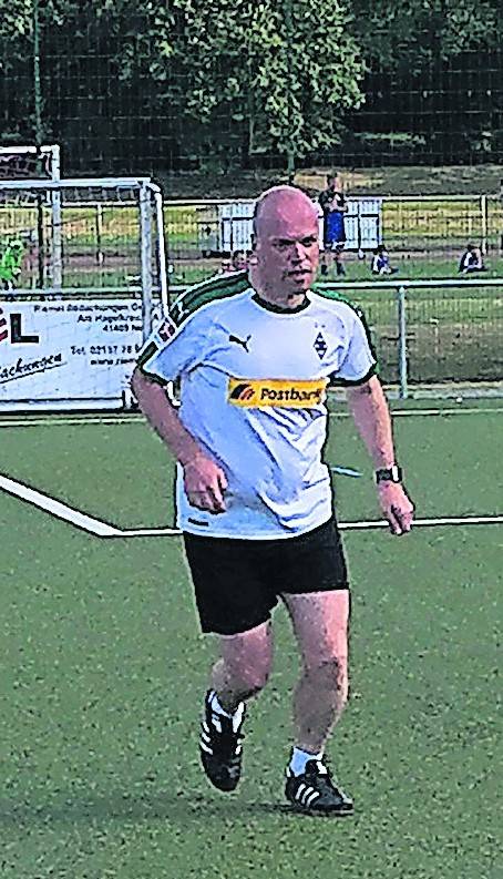  Bürgermeister Klaus Krützen (oben links im Einsatz) wird die „alten Herren“ des TuS Grevenbroich im Benefiz-Kampf gegen die „Fortuna“ aus Düsseldorf unterstützen.  