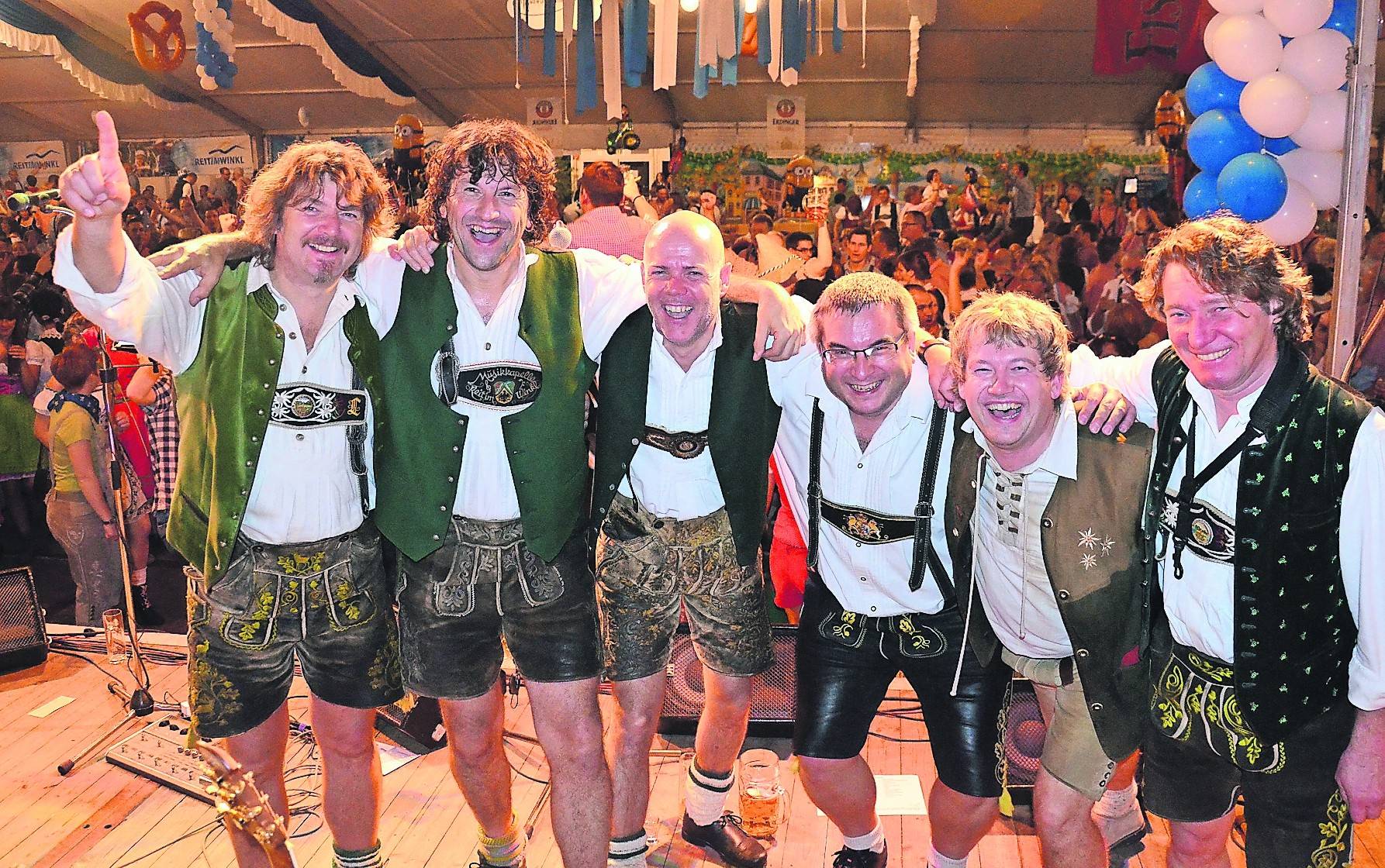   Seit nun mehr fast 20 Jahren touren „Brandig“ kreuz und quer durch Deutschland, Europa und die Welt. Über 30 Auftritte in Bierzelten und Hallen absolvieren die kernigen Oberbayern dabei oft alleine zur Oktoberfestzeit von September bis Anfang November.Immer „absolut Live“ und immer mit einem Programm, das keinen auf den Sitzen hält. Schier endlos scheint das Repertoire der sympathischen Vollblut-Musikanten. Die langjährige Erfahrung, und nicht zuletzt ihre mitreißenden Medleys bringen Stimmung in Feste jeder Art. Gut und humorvoll moderiert begeistert das Sextett seine Zuhörer mit außergewöhnlichen Arrangements. Angefangen mit knackigem „Oberkrainer“-Sound, über internationale Schlager und all den beliebten Gassenhauern zum Mitsingen, enden die Auftritte in der Regel bei gradliniger, ehrlicher Rockmusik von „Status Quo“ und „AC/DC“. Aber auch die leisen Töne sind dem Spitzenensemble nicht fremd und so erstaunen sie ihr Publikum immer wieder mit Überraschungen von Frank Sinatra bis Dean Martin. „Ois live – Ehrensache!“, so lautet das Versprechen. Das eingehalten wird. 