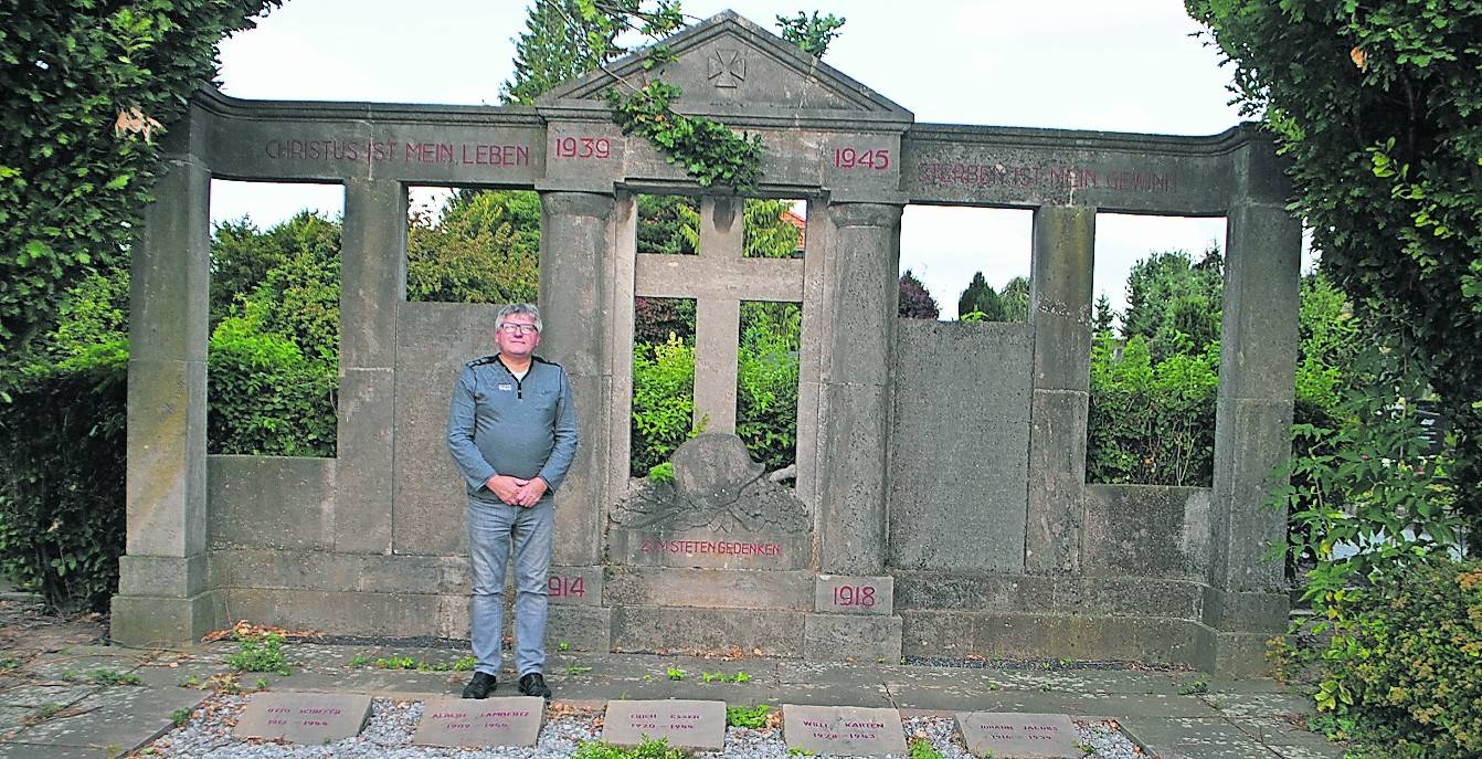  Toni Becker vor dem Ehrendenkmal auf dem Friedhof, um das er sich engagiert kümmern will.  