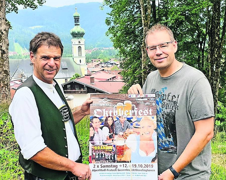 Florian Weindl und Marc Pesch mit dem offiziellen 2019er Plakat des Grevenbroicher Oktoberfestes. <![CDATA[]]>