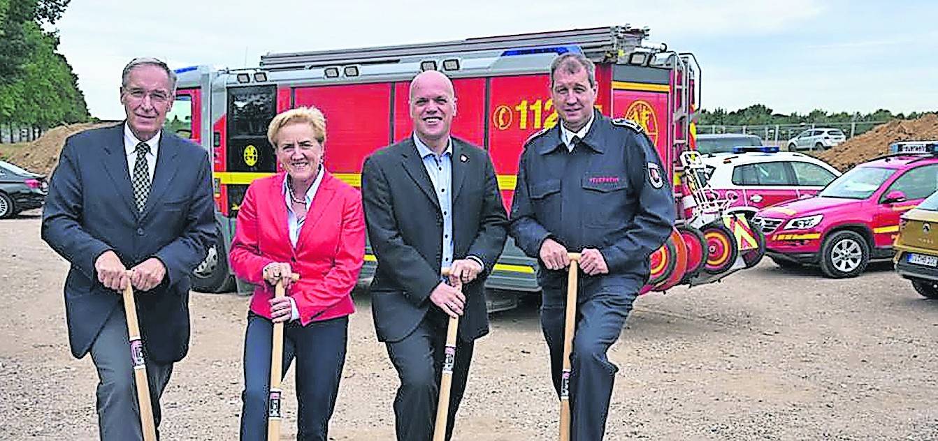  SEG-Chefin Monika Stirken-Hohmann bekam Unterstützung von Bürgermeister Klaus Krützen, Stadtbrandmeister Peter Kompes und Kreis-Dezernent Ingolf Graul.  