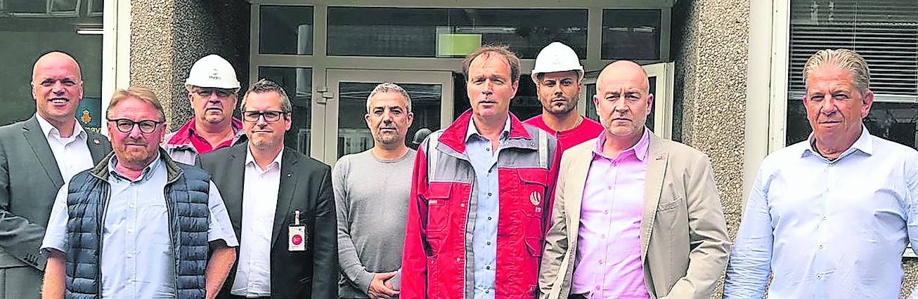   Bürgermeister Klaus Krützen (Erster von links), Bürgermeister Sascha Solbach (Vierter von links) mit dem Betriebsrat von „Hydro“.  