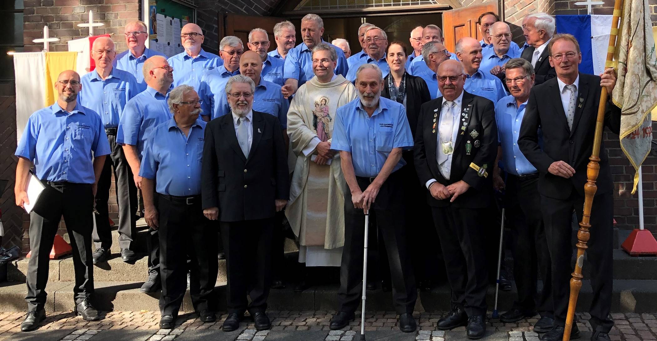  Ein Foto vom abschließenden Festhochamt   mit Pfarrer Dr. Schirpenbach, dem Quartett-Verein Königshoven und Mitgliedern der "Marianischen Bruderschaft" aus  Wevelinghoven. 