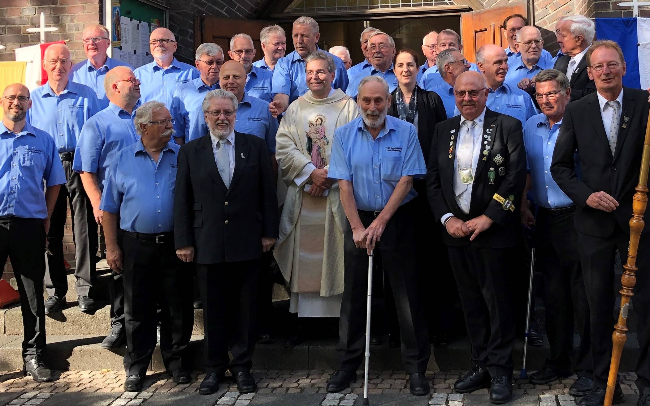  Ein Foto vom abschließenden Festhochamt   mit Pfarrer Dr. Schirpenbach, dem Quartett-Verein Königshoven und Mitgliedern der "Marianischen Bruderschaft" aus  Wevelinghoven. 