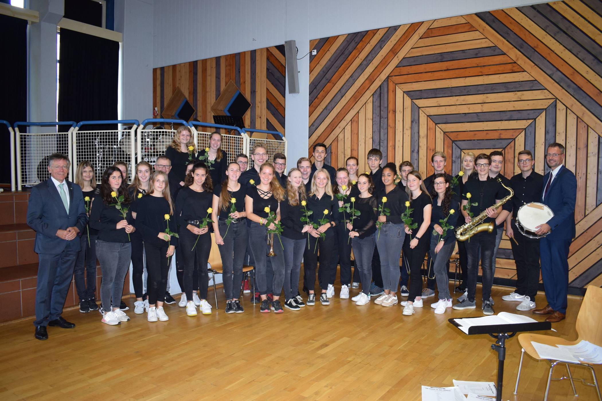  Landrat Hans-Jürgen Petrauschke und Mario Broisch mit der Concertband des Gymnasiums Jüchen. 