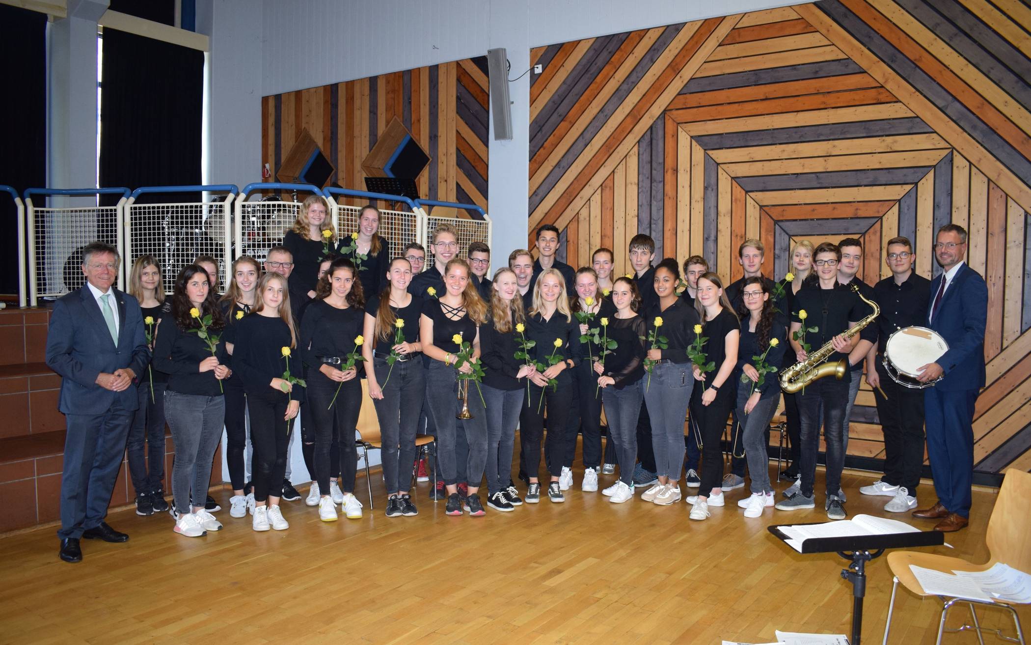  Landrat Hans-Jürgen Petrauschke und Mario Broisch mit der Concertband des Gymnasiums Jüchen. 