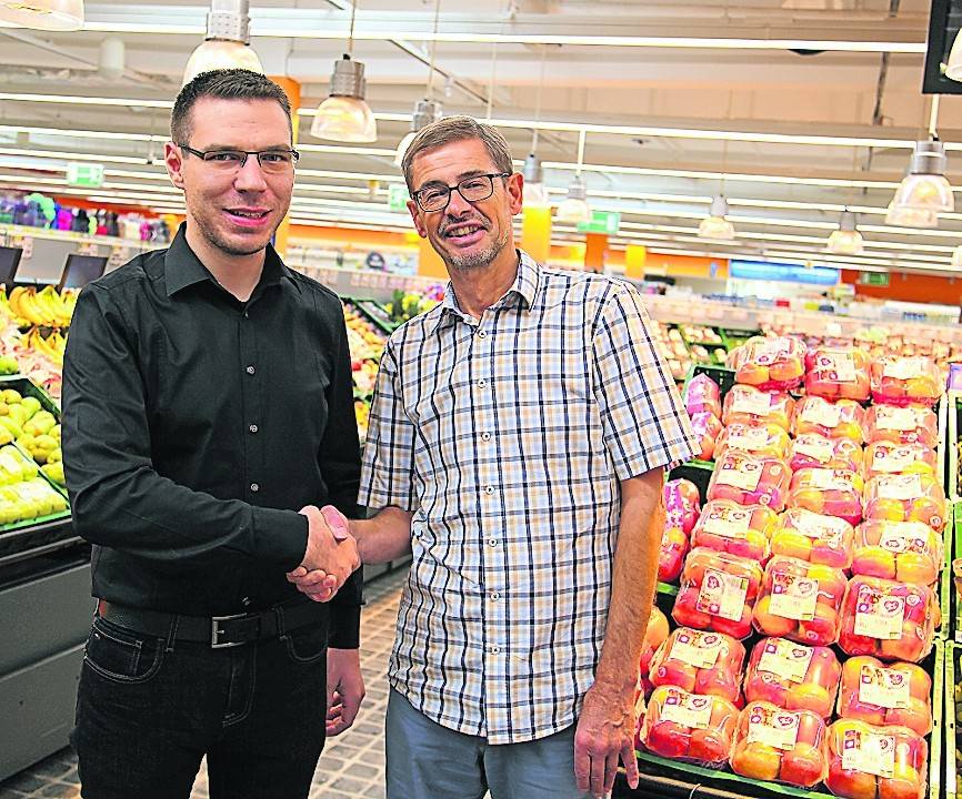  Jürgen Neuen (rechts) übergab gestern den Edeka-Markt in der Südstadt an Kevin Ney (links). 