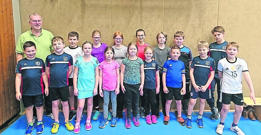  Hier die Kleinsten, die in der Saison 2018/2019 als neu gegründete Badminton-Mannschaft auf Anhieb die Staffelmeisterschaft ungeschlagen erreicht haben.  