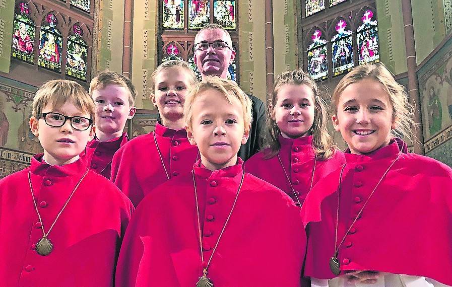  Zum Start gab es für die neuen Messdiener eine Jakobus-Muschel, Symbol des Schutzpatrons der Jüchener Pfarrkirche. 