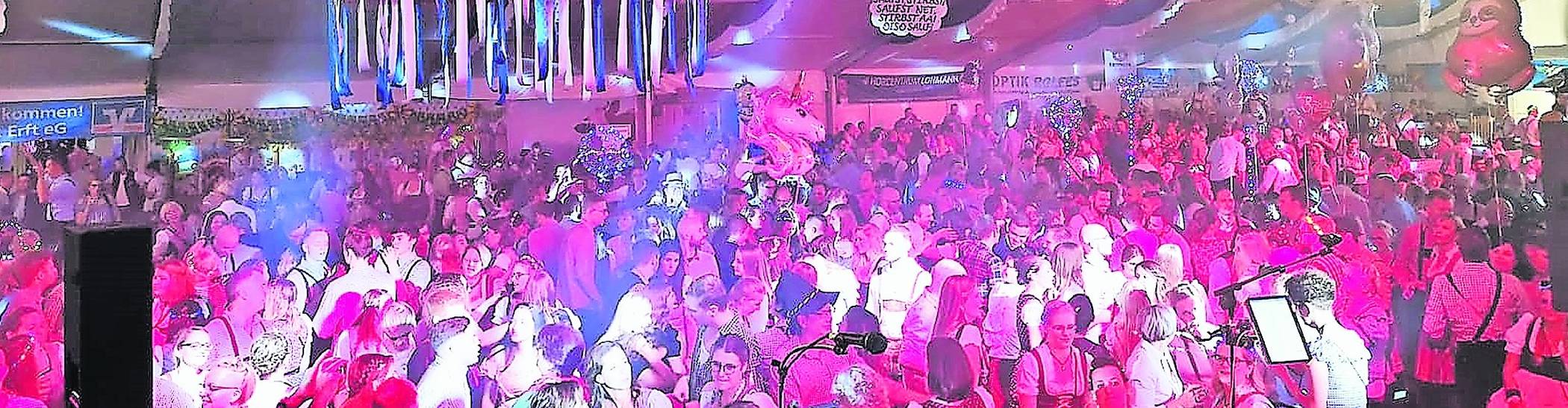  Bis 1 Uhr wurde wahrhaft rappelvoller Tanzfläche gefeiert. Das Grevenbroicher Oktoberfest schloss in diesem Jahr mit einem neuen Besucherrekord ab. Die Termine für 2020 stehen auch schon fest.  