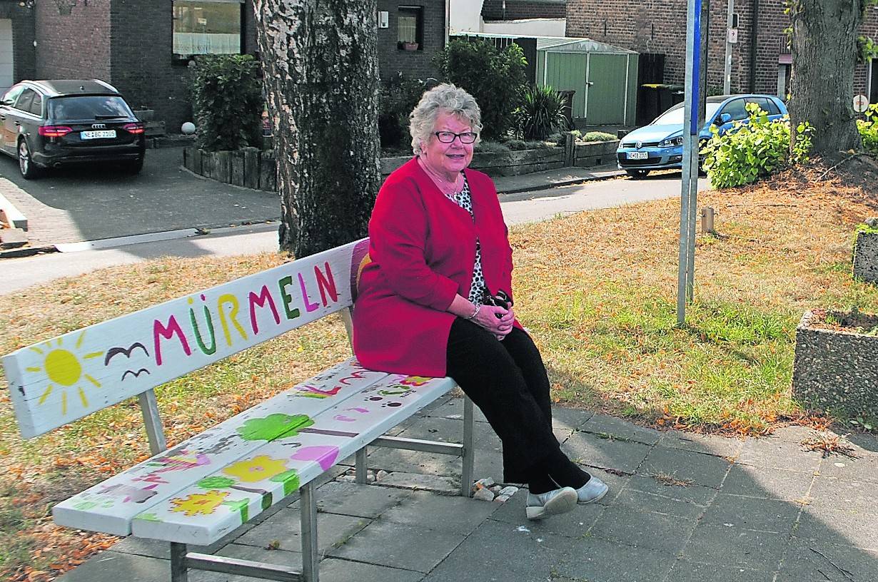  Hiltrud Finken auf einer von Mürmelns Kids selbst gestalteten Bank im Dorfmittelpunkt von Mürmeln.  