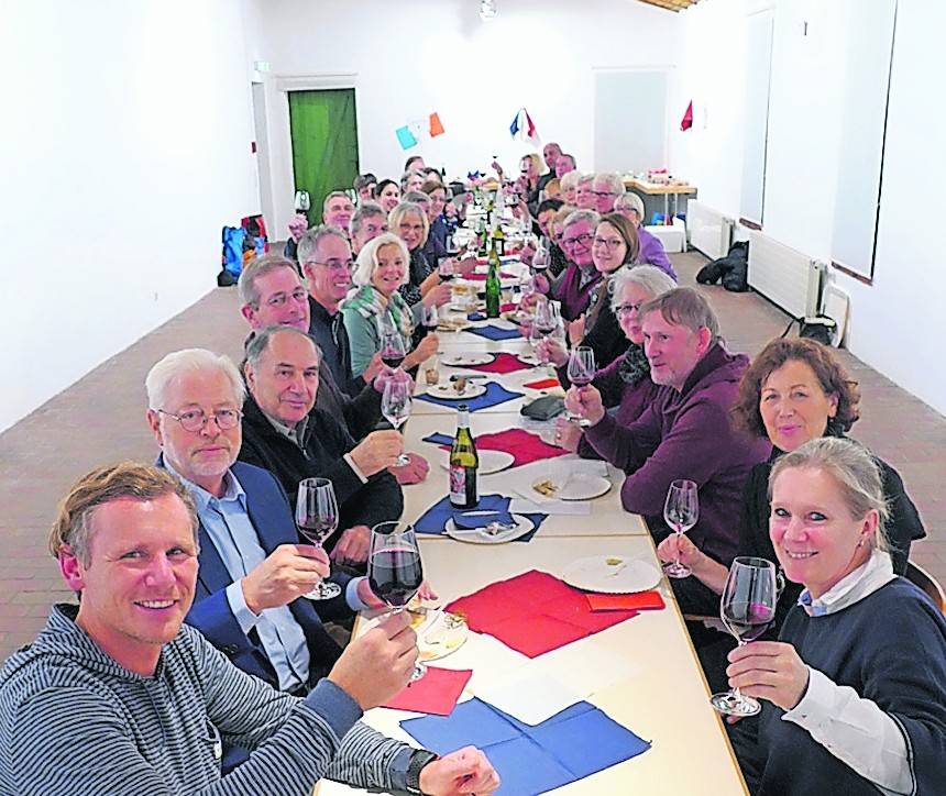 Michael Willmann (vorne links) holte die Tradition der Primeur-Verkostung an den Gillbach.Dieses Foto entstand beim Partnerschaftstreffen im vergangenen Mai. 2020 geht es nach Frankreich.