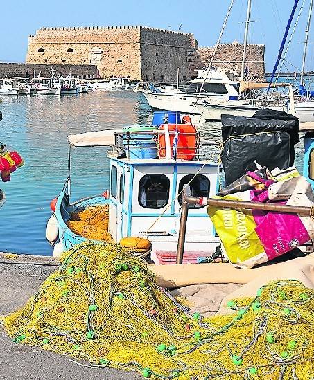  Einige der Stationen der Mittelmeer-Fähren-Kreuzfahrt, über die Clemens Schelhaas berichten wird: Hier der Fischereihafen in Iraklion mit dem venezianischen Hafenkastell.   