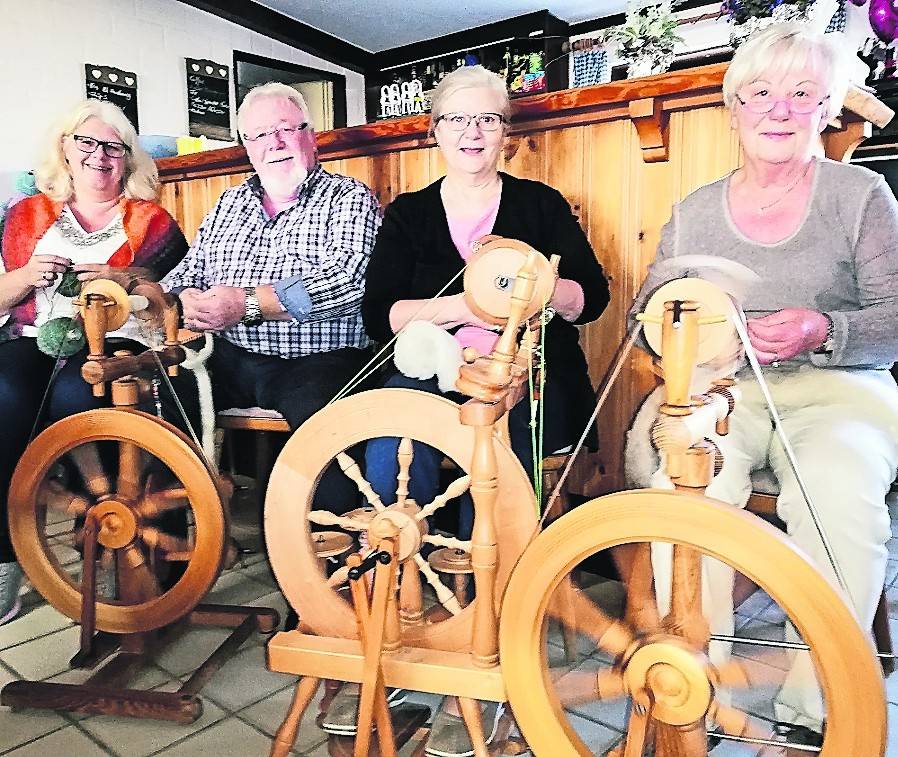  Petra und Georg Frings, Christiane Mede und Barbara Harras (von links nach rechts) spinnen gemeinsam.  