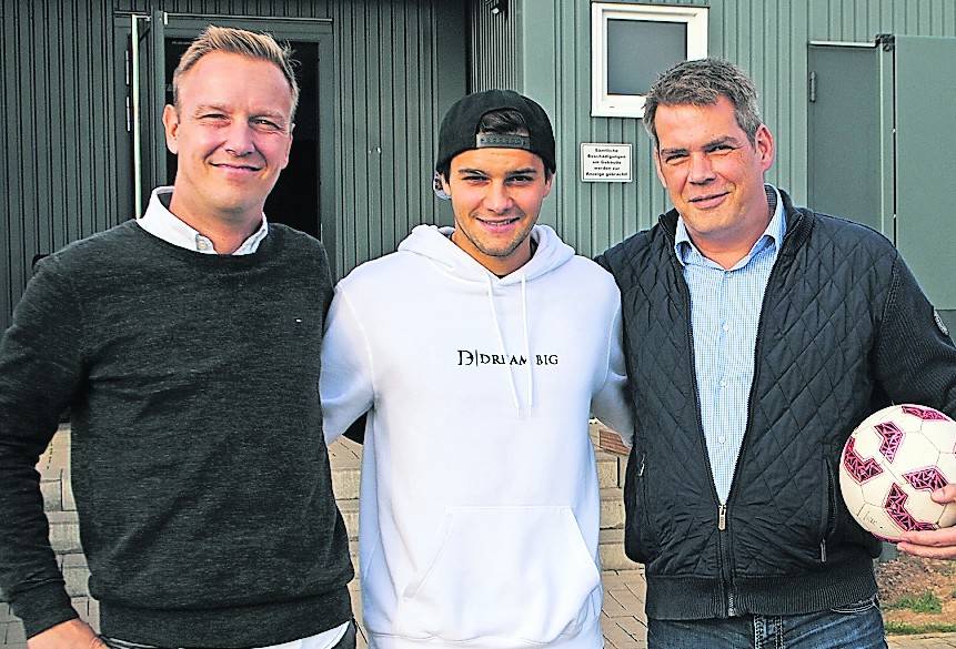  „Dream Big“-Organisator Robin Pesch (mitte) freut sich mit Marco van Luyk (links) und Bernd Thifeßen vom Förderverein des VfB Hochneukirch über den Erfolg der Ferienfreizeit „Heimat Olympiade Hochneukirch“.  