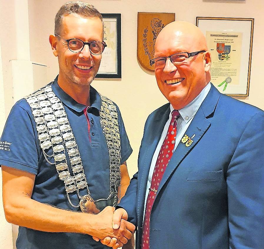 Robert Hoppe gratulierte Andreas Pfankuch zum Erringen der Bezirks-Königswürde.  