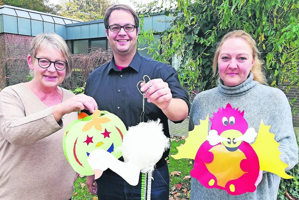 Kornelia Giese, Benedikt Obst und Kerstin Nellen freuen sich auf den gemeinsamen Sankt Martinszug. <![CDATA[]]>