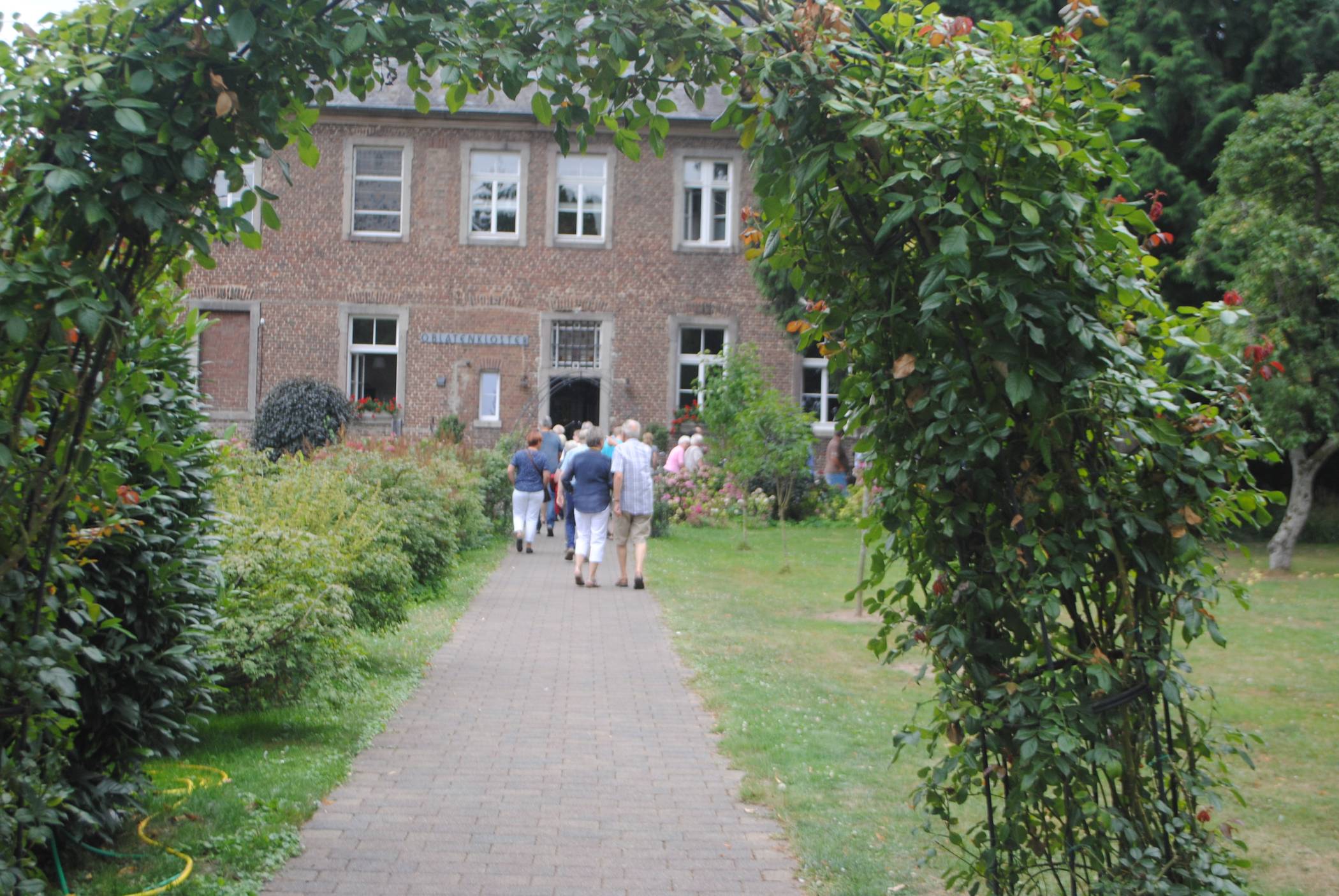 Ein Gang durch Kloster und Geschichte: Hohe Klostermauern sind eher hinderlich 