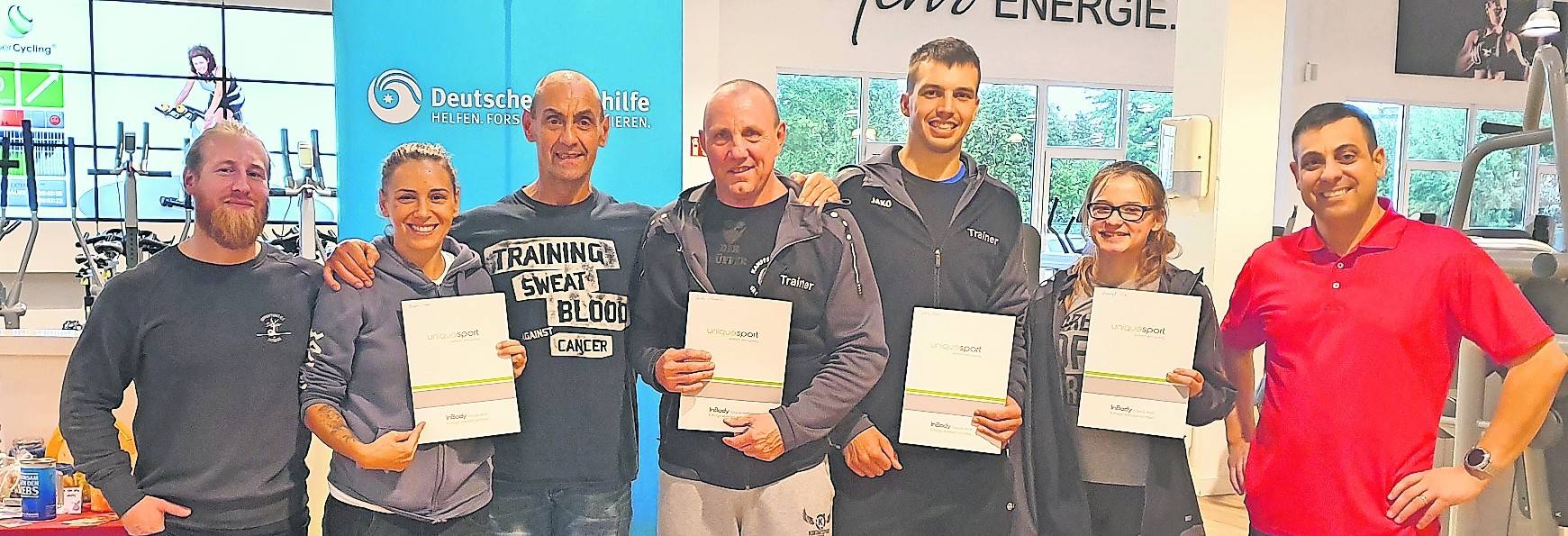  Uli Stein (Dritter von links) und René de Byl (ganz links) hatten viele Unterstützer. Unter anderem auch Yücel Uzar von „uniquesport“, der eigens eine Vertragsaktion startete.  