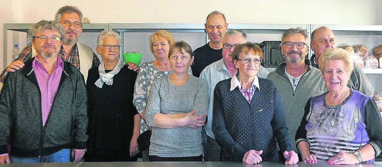  Geschäftsführer Wolfgang Norg (zweiter von Links) mit dem Team der Existenzhilfe an der Ausgabestelle in Jüchen.  