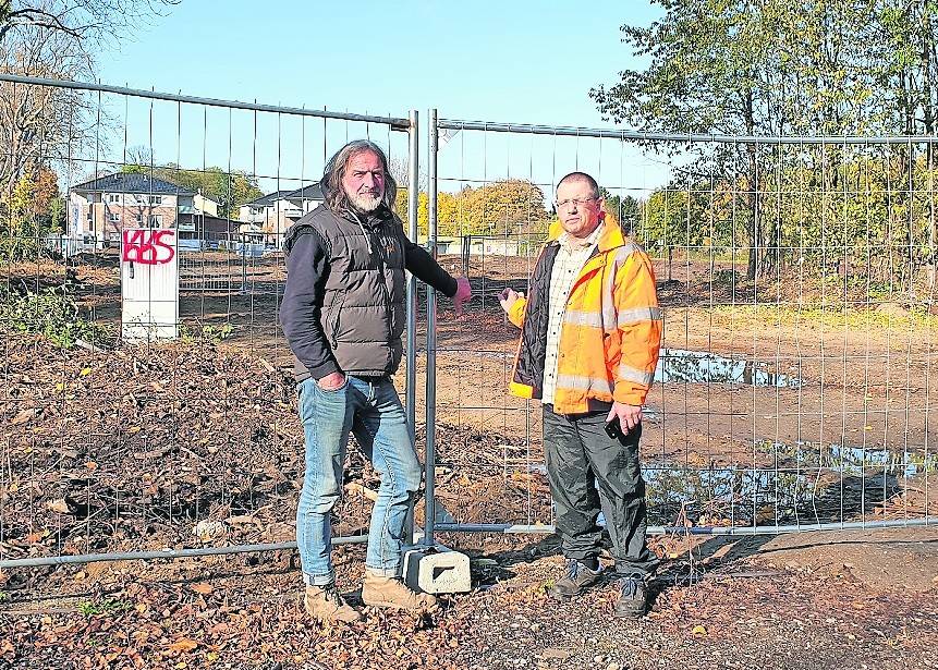 Paul Quack (links) und Rudolf Kuhn vom NABU vor dem Bauzaun an der Peter-Busch-Straße. <![CDATA[]]>