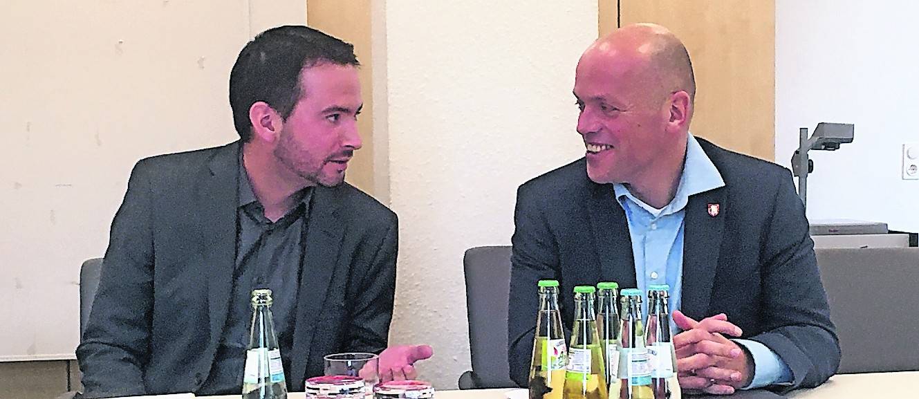  Bürgermeister Klaus Krützen (hier mit seinem Pressesprecher Stephan Renner) hatte am Donnerstag zu einer Pressekonferenz geladen.  