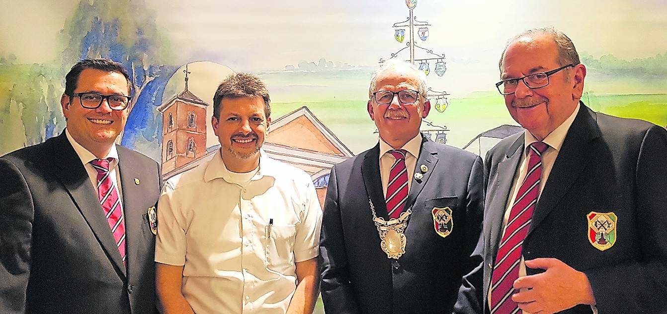  Wachwechsel im Präsidium der Kapellener Schützen: Edmund Feuster (ganz rechts) wurde mit Standing Ovations verabschiedet. Im Bild von links Christoph Conrads, Marcus Schmitz, Herbert Rösgen und Edmund Feuster.  
