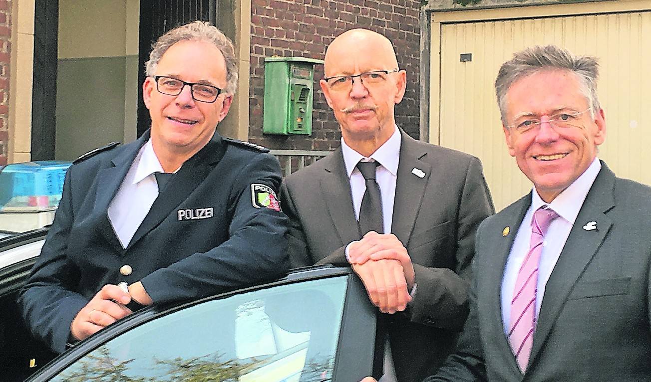  Jochen Hilgers zusammen mit Bürgermeister Zillikens und Landrat Petrauschke vor der Jüchener Wache.  