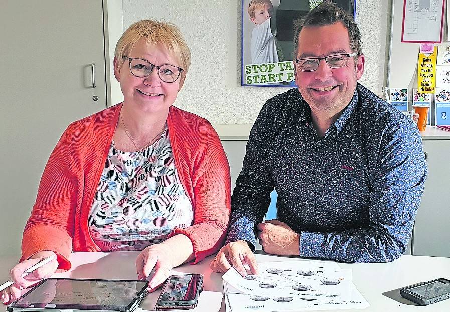 Susanne Schumacher, Schulleiterin der Gesamtschule in Jüchen, mit Elmar Welter, stellvertretender Schulleiter. <![CDATA[]]>