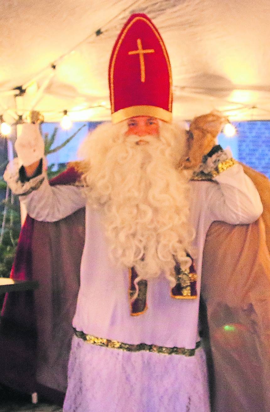  Neben weihnachtlichen Klängen des TV Orken wird für die Kleinen natürlich der Nikolaus vorbeischauen. Und der bringt selbstredend auch die passenden Geschenke für die Jungen und Mädchen des Neuenhausener Ortes mit. Die Kindergarten-Kids haben übrigens schon den örtlichen Weihnachtsbaum geschmückt (Bericht rechts außen). <![CDATA[]]>