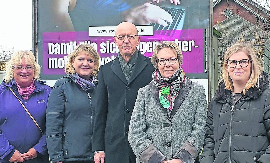  Mit einer Kampagne gegen Digitale Gewalt und Cybermobbing will die Frauenberatungsstelle, Gleichstellungsbeauftragten und Bürgermeister Harald Zillikens aufmerksam machen.  