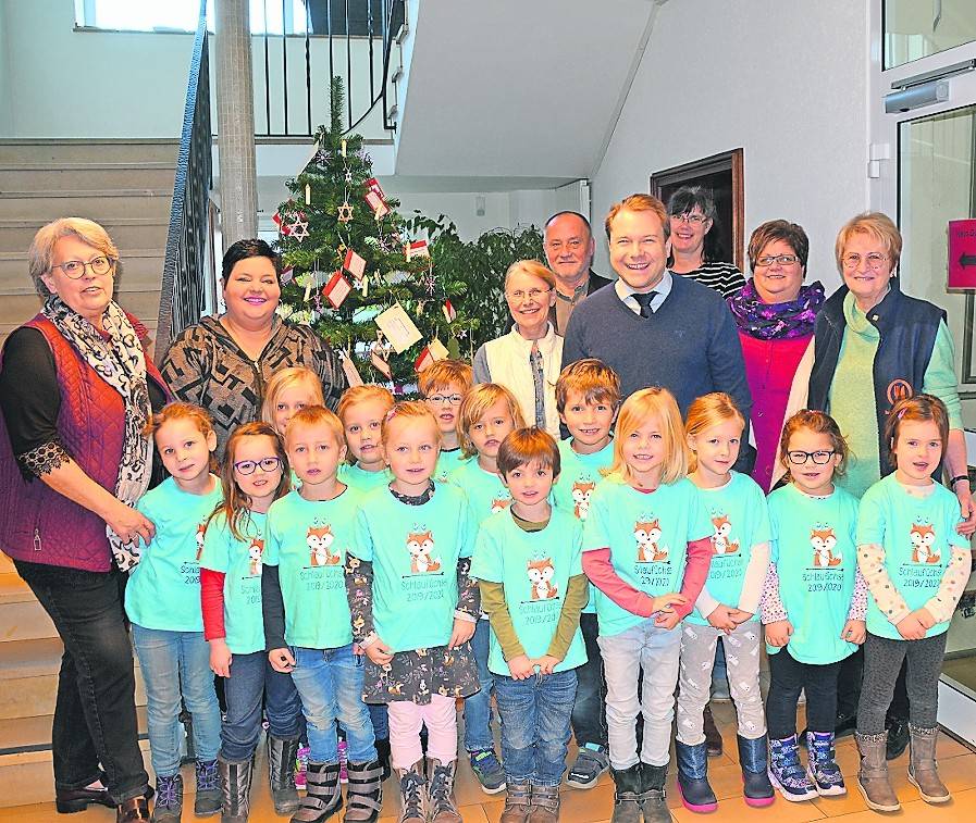   In diesem Jahr kamen Kinder aus der Kindertagesstätte „Pusteblume“ ins Rathaus. Bürgermeister Dr. Martin Mertens begrüßte die kleinen Gäste und half ihnen beim Schmücken. 