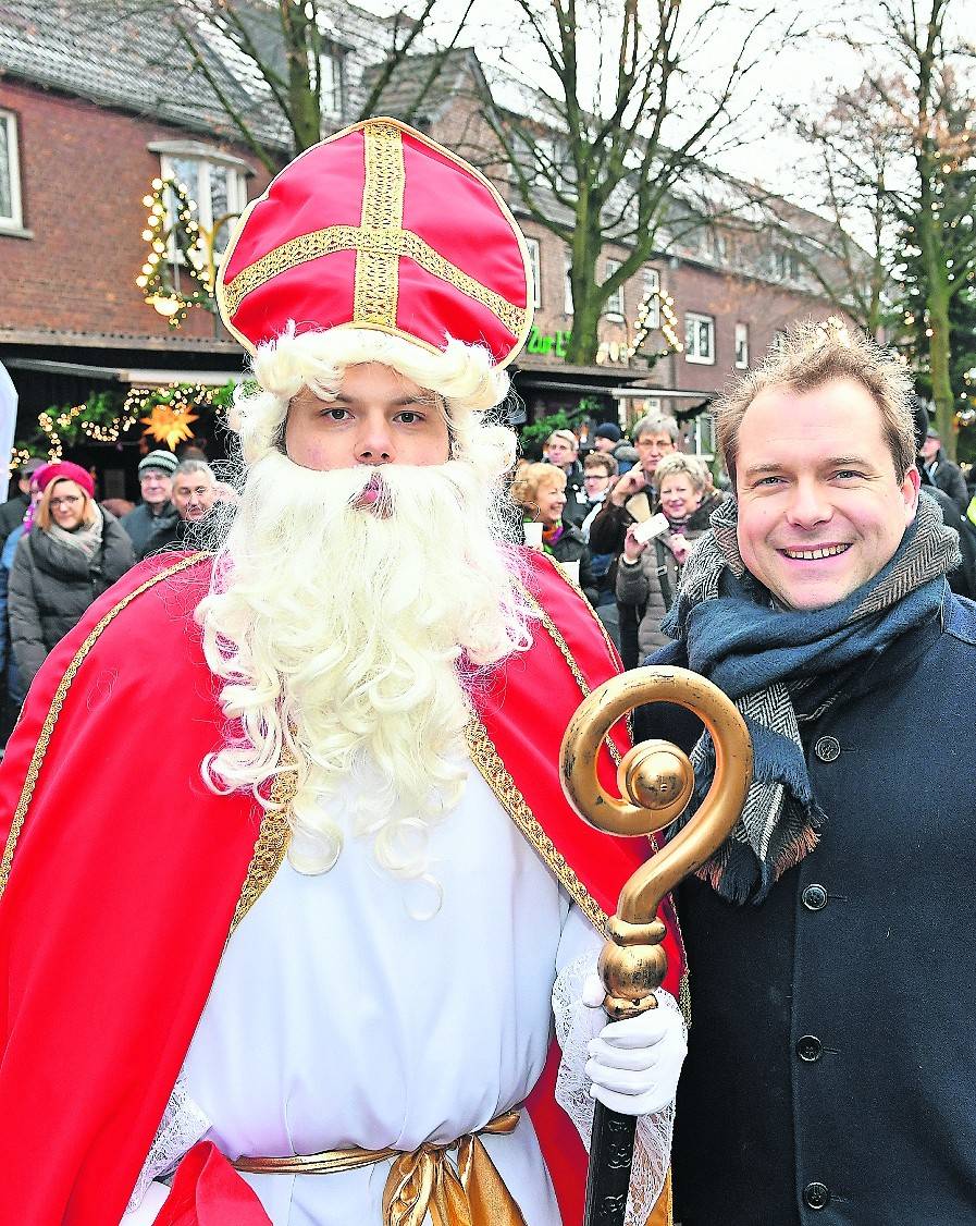 Auch an die Kleinen wird gedacht. So ist der Nikolaus zu Besuch bei Bürgermeister Mertens. <![CDATA[]]>