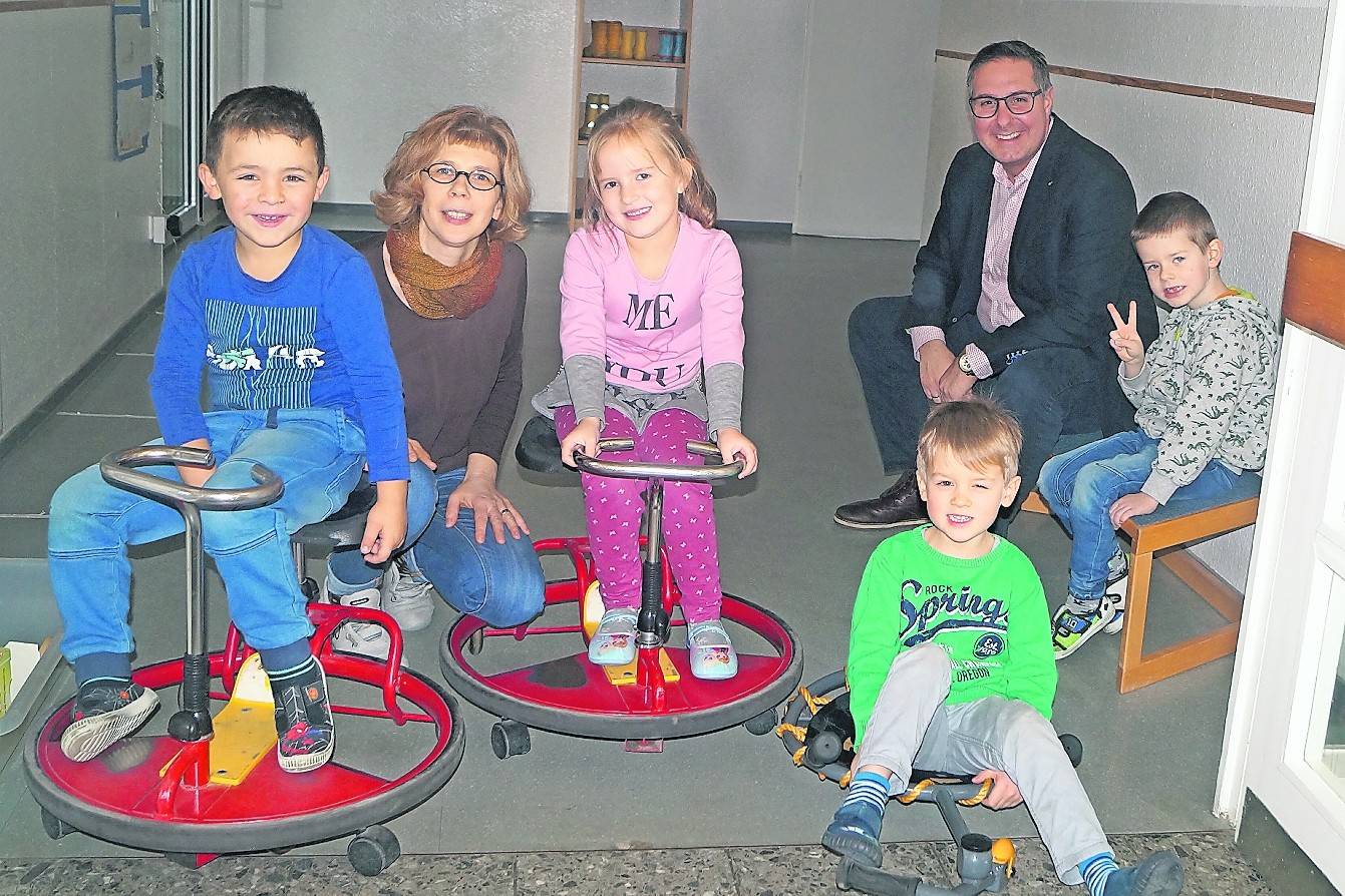  KiTa-Leiterin Dagmar Hanschmann und André Uhr (Verwaltungsleitung des Kirchengemeindeverbandes „Vollrather Höhe“) zusammen mit den Vertretern des Kinderrates Daniel, Emilia, Fabian und Max.  