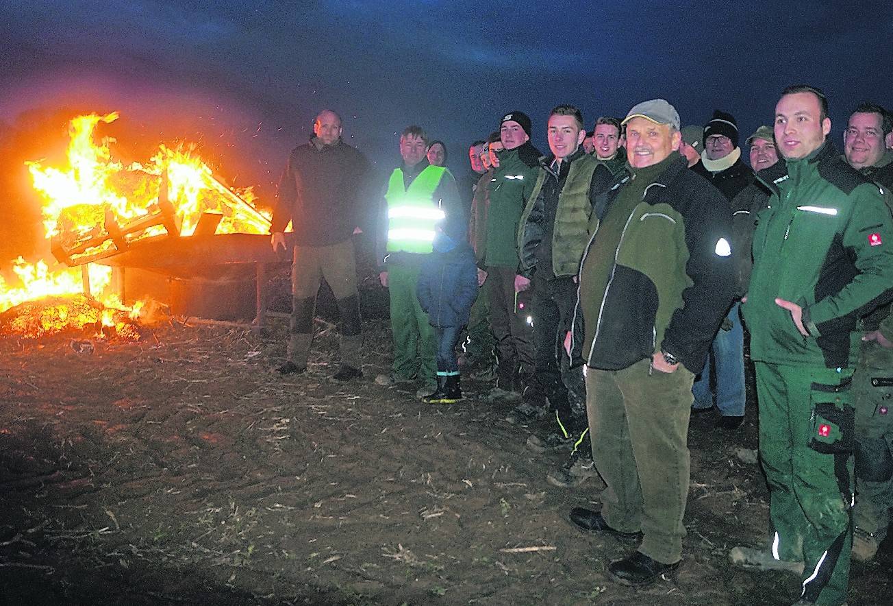  Moderne Bauernregel – nach Heinz Rütges: „Ist einst der deutsche Bauer tot, ist dann riesengroß die Not.“ Die heimischen Landwirte entfachten am Dienstag ein großes Mahnfeuer, dass bis in die Nacht brannte. Ihnen geht es um europaeinheitliche Gesetze. Und darum, das heimische Produkte noch eine Chance haben und nicht einfach durch „unkontrollierte“ Ware aus Übersee ersetzt wird. 